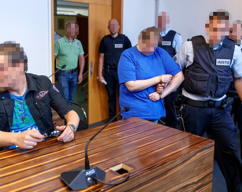 Pedeapsa primită de doi părinți care și-au violat fiul de 9 ani și l-au vândut pedofililor pe „dark web”. Ororile au fost filmate