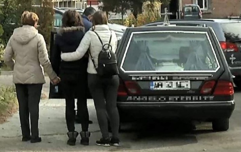Clipe sfâșietoare la Pitești. Mama băiețelului de 3 ani ucis de tatăl polițist și-a ridicat copilul de la morgă