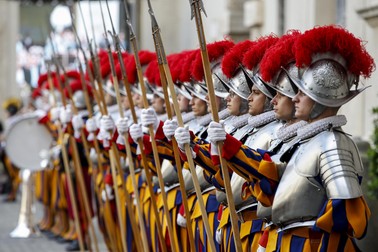 Patru membri ai Gărzii Elvețiene, unitatea de elită care îl protejează pe Papa Francisc, au fost testați pozitiv cu Covid