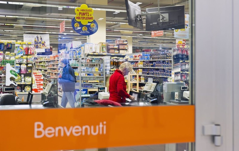O casieriță a fost dată afară după 20 de ani pentru o oală și o strecurătoare, dintr-un supermarket din Italia