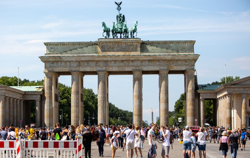 Mai mulți primari germani spun că prea mulți copii români primesc alocație în Germania. Reacția MAE