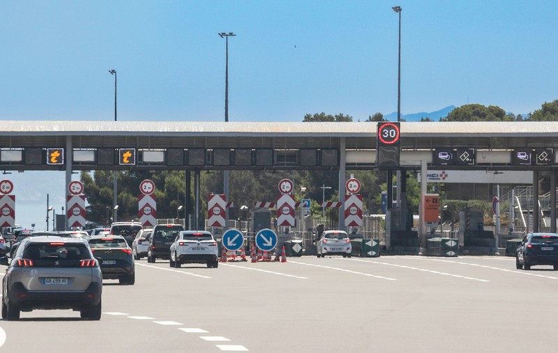 Un șofer a fost pus să plătească 12.600 de euro, câte 50 de euro pentru fiecare trecere neplătită prin taxatoarele de pe autostradă, în Franța