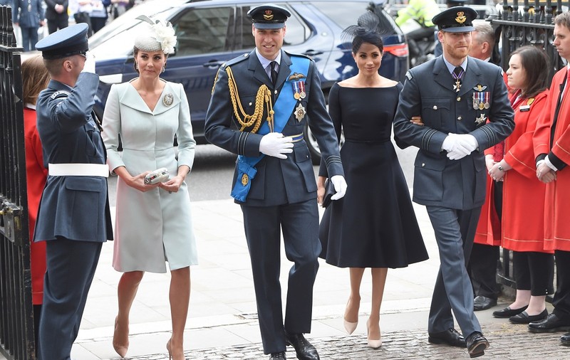 Cum era îmbrăcată Meghan Markle când i-a întâlnit prima oară pe prințul William și pe Kate Middleton: „Atitudinea protocolară din public ajunge și în interior”