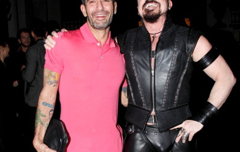 Îmi stă bine, fată? Designerul Marc Jacobs propune rochia roz pentru bărbaţi! FOTO