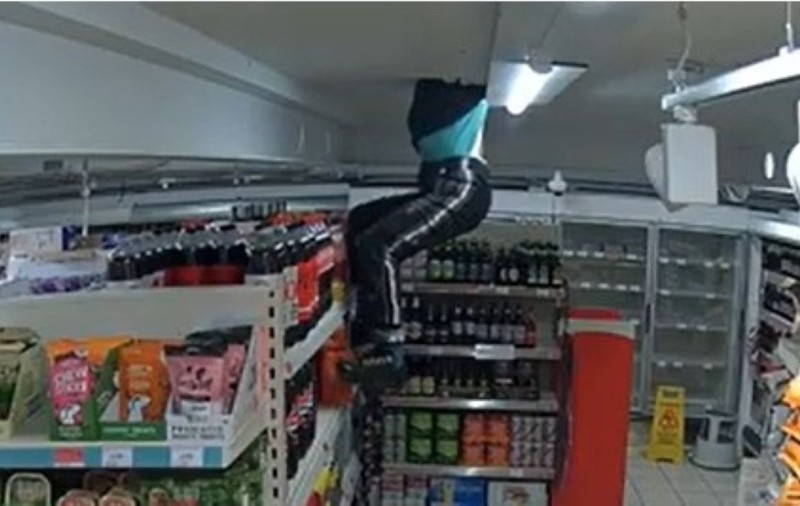 Momentul în care un hoț rămâne blocat în tavanul unui magazin pe care voia să-l jefuiască | VIDEO