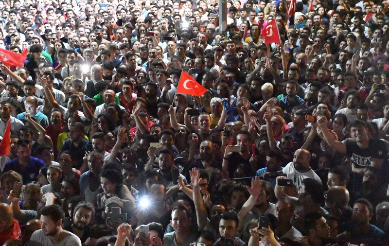Zeci de mii de oameni au sărbătorit în stradă victoria opoziției la alegerile locale din Istanbul. Erdogan l-a felicitat pe câștigător