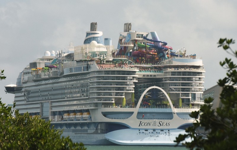 Icon of the Seas, cel mai mare vas de croazieră din lume, a început călătoria inaugurală din Miami. Botezul navei, făcut de Messi