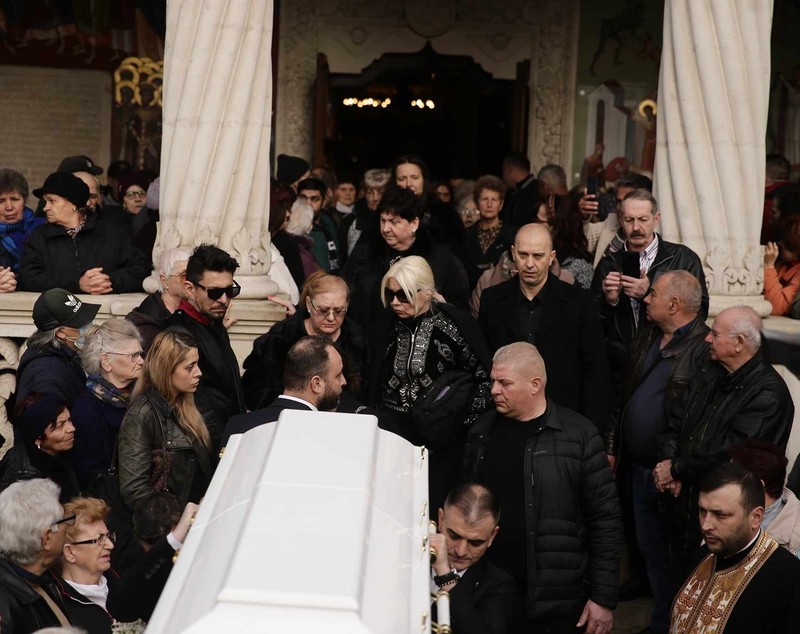 Mioara Roman, înmormântată astăzi la cimitirul Reînvierea din Capitală. Oana Roman abia și-a putut stăpâni lacrimile