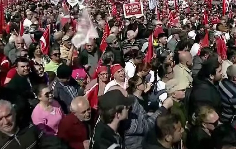 Sute de mii de oameni protestează la Istanbul, la apelul unui partid de opoziție: „Am doar o viață, sunt pregătită să o sacrific”