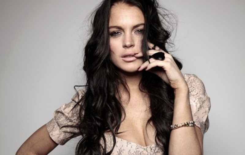 Lindsay Lohan a aruncat cu un pahar într-un fotograf
