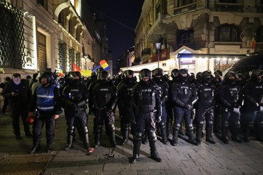 Cordon impresionant de jandarmi în fața BEC, Foto: Vlad Chirea, Libertatea