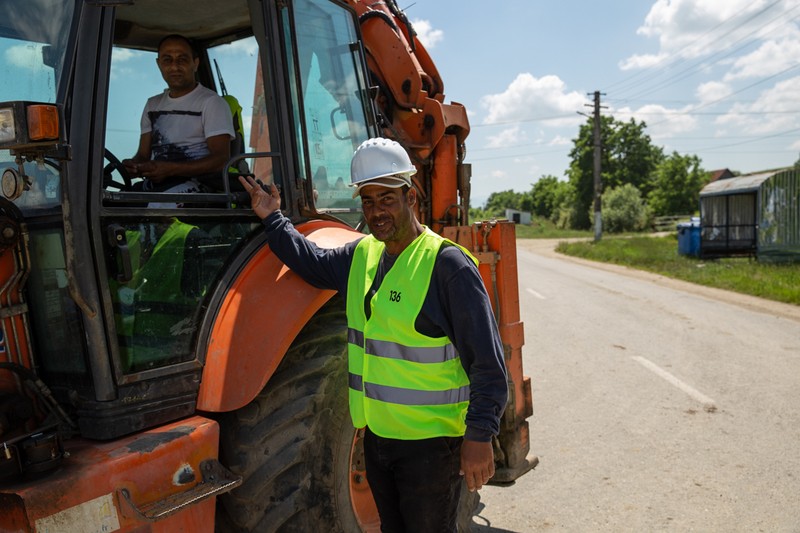 Florin (stânga) e singurul român de pe șantierul din Vurpăr