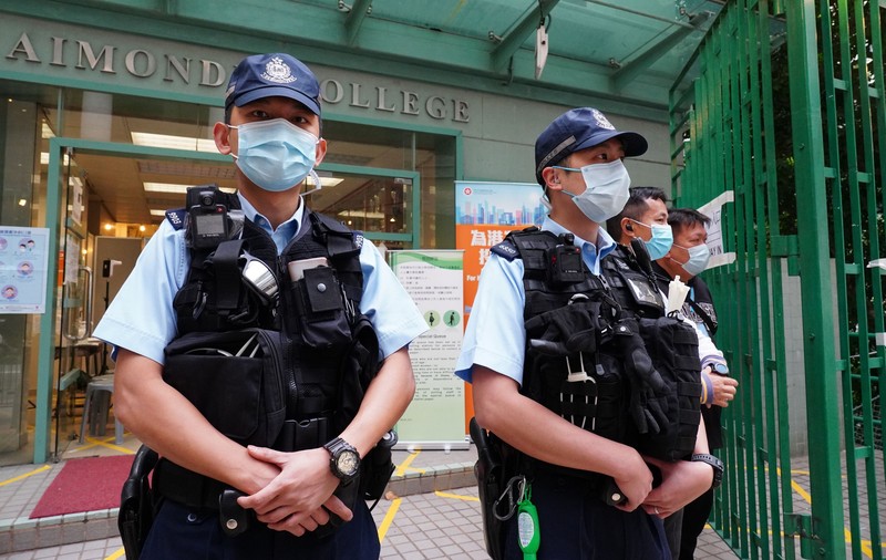 Poliția din China umilește public călăuzele care aduc oameni peste granițele Chinei, închise din cauza COVID-19