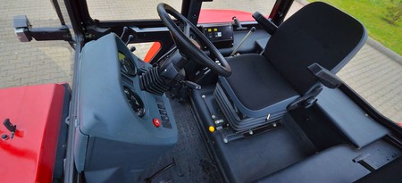 Interiorul unui tractor IRUM TAG 1025.3 (110 CP)