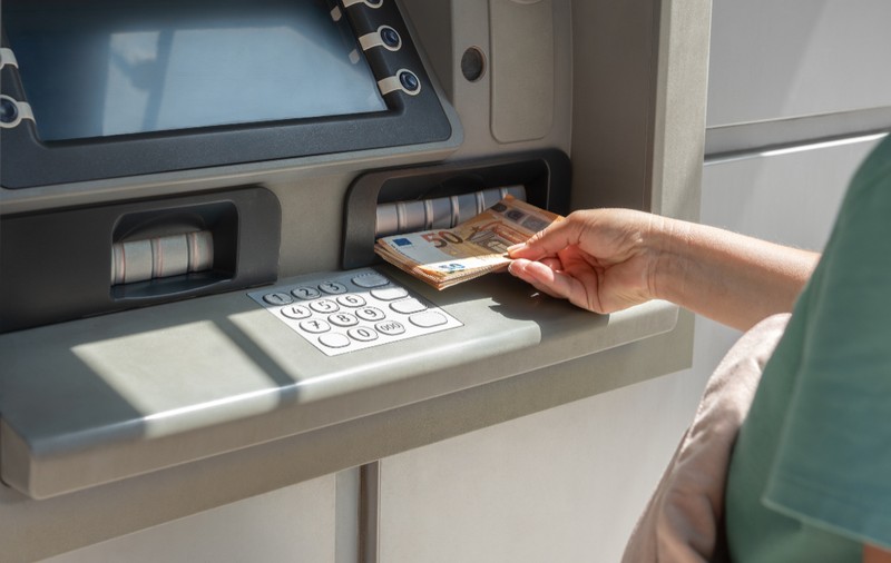 Motivul pentru care Suedia le recomandă tuturor cetățenilor să țină în casă bani cash și să-și facă mai multe carduri