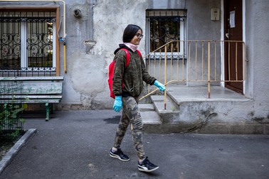 Oana pleacă din fața blocului unde stau bunicii către liceu