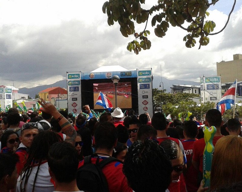 FOTO / Imagini şocante cu suporteri costaricani!!! S-au tăiat între ei!