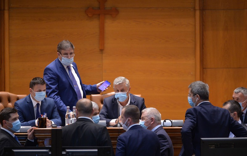 Proiectul de impozitare a pensiilor speciale cu 85 %, analizat de Comisia de buget din Camera Deputaților. USR acuză că în vizor sunt toate pensiile românilor