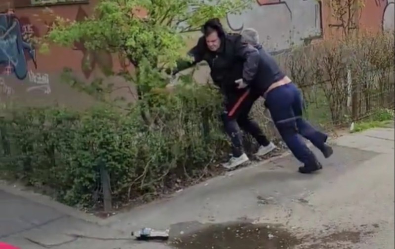 VIDEO. Un șofer STB, filmat în timp ce bate un livrator pe bicicletă sub privirile pasagerilor. „Chemați Poliția! Nu-l mai lovi!”