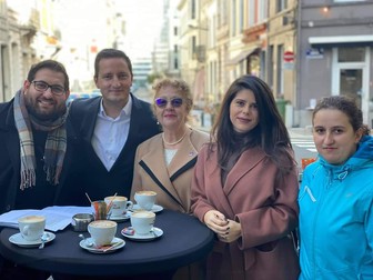 Carmen Bărbulescu (mijloc), împreună cu echipa de la Parlamentul European