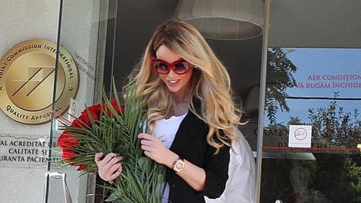 Bianca Drăgușanu, ieșind din maternitate