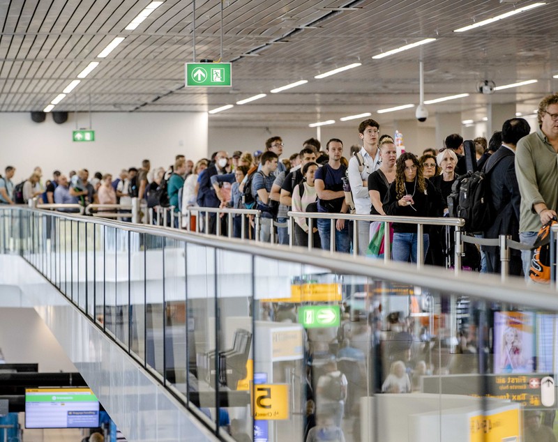 Haos pe Aeroportul Schiphol din Amsterdam. Pasagerii au așteptat ore în șir la cozi după ce zeci de zboruri au fost anulate