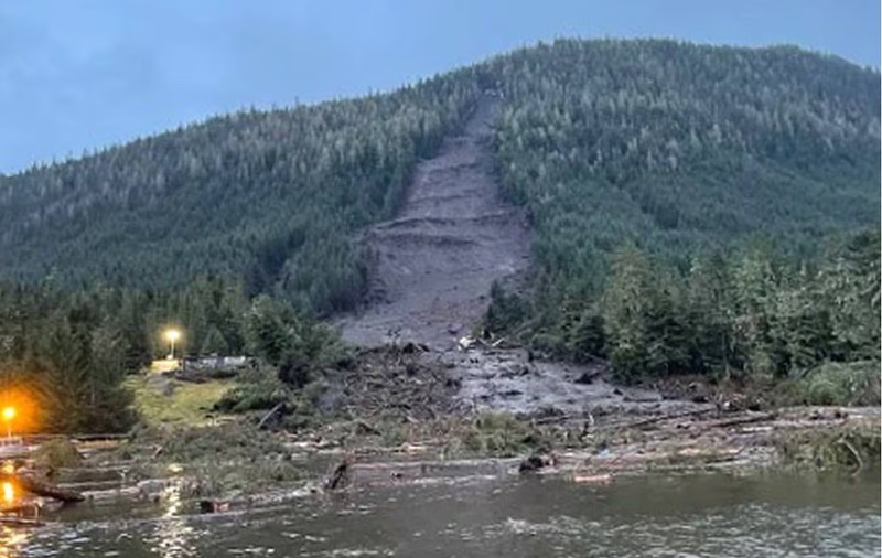 Cel puțin trei persoane au murit, iar alte trei sunt date dispărute în urma unei masive alunecări de teren în Alaska
