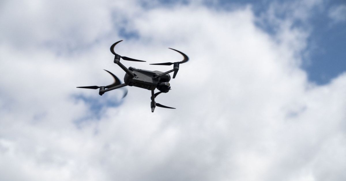 O dronă survolează spațiul aerian al Ucrainei, iulie 2025