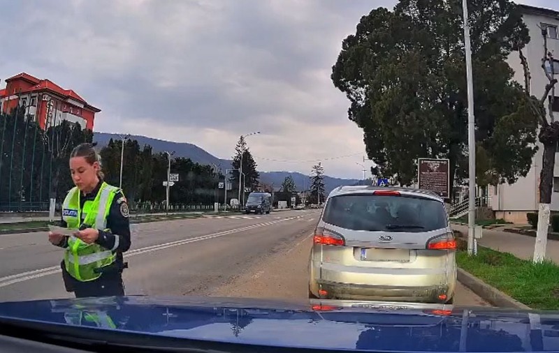 O polițistă din Târgu Ocna s-a enervat pe un șofer nevinovat, iar momentul a fost filmat cu o cameră de bord