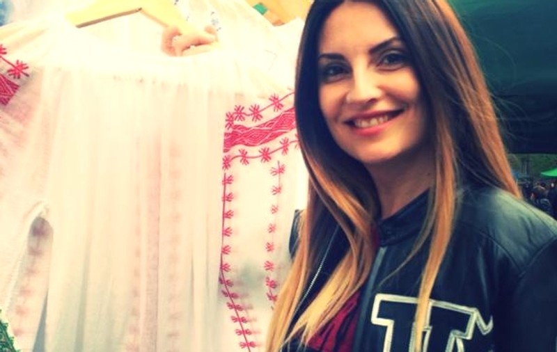 "Unii americani CRED CĂ ROMÂNIA E UN ORAŞ ÎN ITALIA", mărturiseşte cântăreaţa Alina Chelaru (IamAlina)