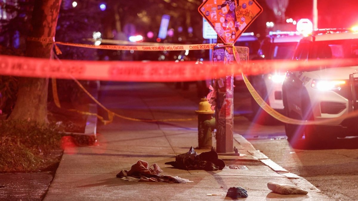 Hainele pe jos se află la locul crimei în care au avut loc împușcăturile de la Universitatea Brown de pe strada Thayer, sâmbătă, 13 decembrie 2025, în Providence, Rhode Island, SUA.