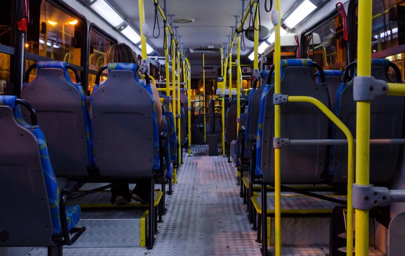 Un bărbat a murit într‑un autobuz din Sibiu, dar niciun pasager nu a alertat șoferul: „Nu aveau cu ce să se deplaseze mai departe”