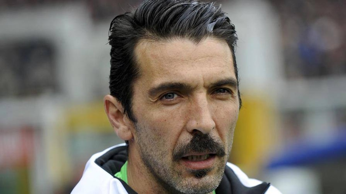 Gigi Buffon, cu mustață