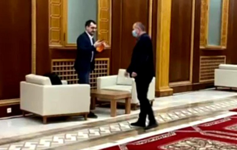 Vlad Voiculescu a fost amendat, după ce a fost surprins fără mască pe holurile Parlamentului