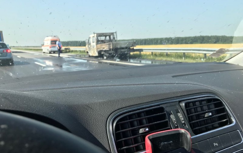 O camionetă a luat foc pe A3. Circulația a fost oprită aproape 40 de minute, iar coada formată s-a întins pe câțiva kilometri