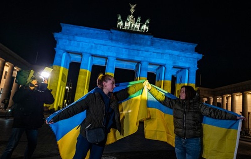 Clădiri-cheie din Berlin și Pars, iluminate în culorile albastru și galben, în semn de solidaritate cu Ucraina