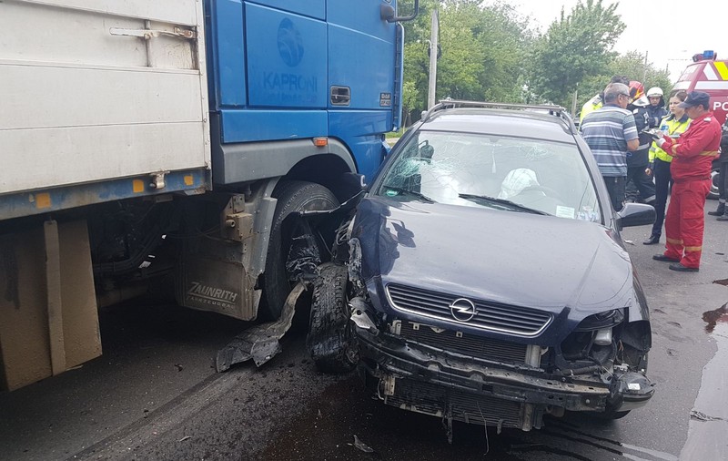 Un șofer de camion a adormit la volan și a intrat pe contrasens, într-un autoturism, pe DN 2