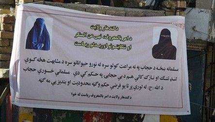 Pe posterul instalat de Ministerul Promovării Virtuții și Prevenirii Viciilor în orașul Kandahar scrie:&nbsp;„O femeie musulmană care nu poartă hijabul islamic este un animal”. Foto: RAWA.org