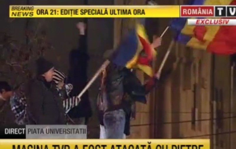 Maşina TVR, atacată de protestatari
