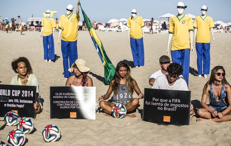 Proteste pe Copacabana: "Nu suntem orbi!"