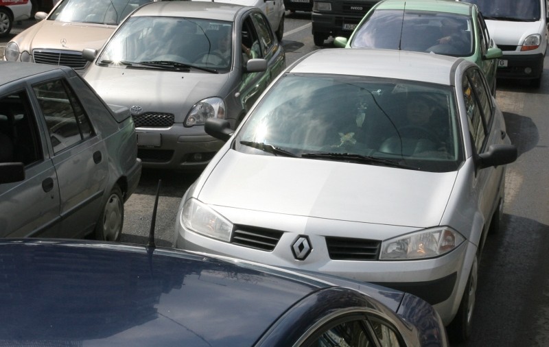 Trafic blocat între Piteşti şi Câmpulung. Trei persoane au fost rănite în urma unui accident