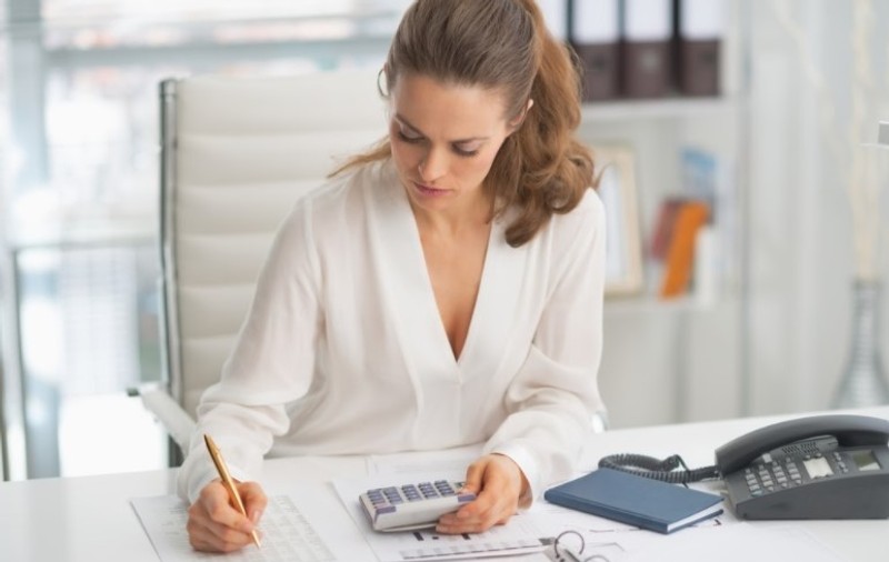 Cum îți administrezi veniturile astfel încât să poți economisi bani (PUBLICITATE)