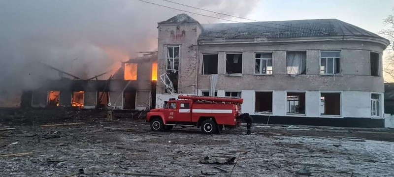 Incendiu la o instituție de învățământ lovită de bombardamente ruse, în orașul Merefa din regiunea Harkov - foto Profimedia
