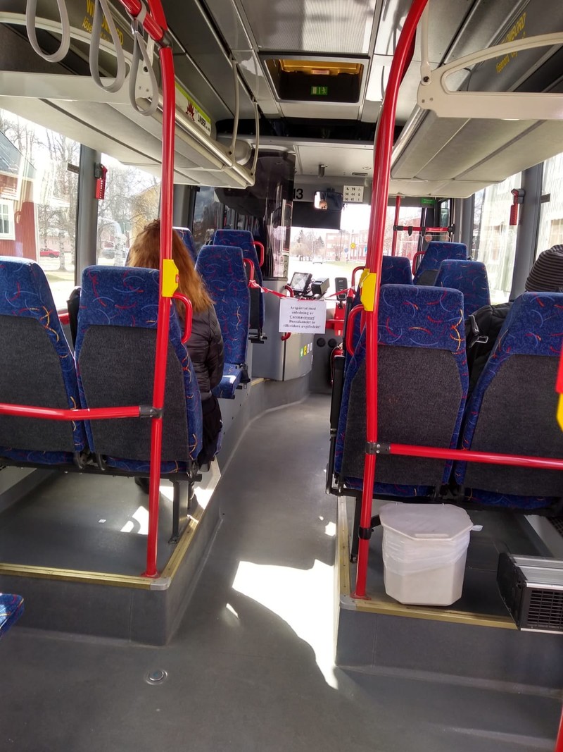 Pentru protecția șoferului, călătorii urcă în autobuze doar pe ușile de la mijloc