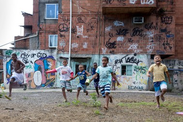 O imagine din 2016, din Cidade de Deus, „Orașul lui Dumnezeu”, cartier din Rio de Janeiro, Brazilia. Foto: EPA/MICHAEL REYNOLDS EPA/MICHAEL REYNOLDS