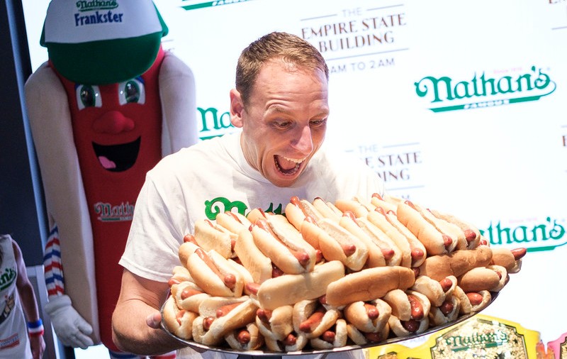 Record mondial la mâncat hotdogi. A înghițit 75 de bucăți în 10 minute