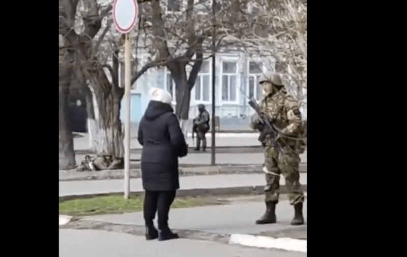 VIDEO | Cum a înfruntat o ucraineancă un soldat rus înarmat: „Ce naiba faceți pe pământul nostru? Sunteți ocupanți. Sunteți dușmani”
