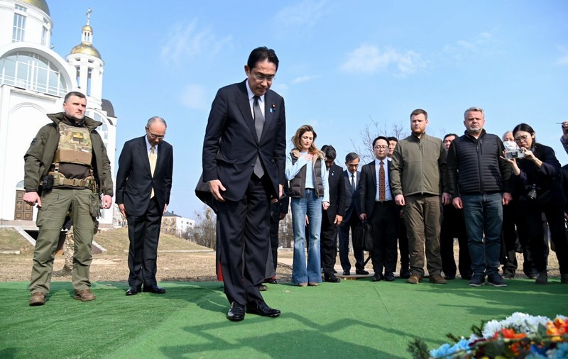 Premierul Japoniei a vizitat orașul Bucha: „Simt o mare furie din cauza atrocităților comise aici”