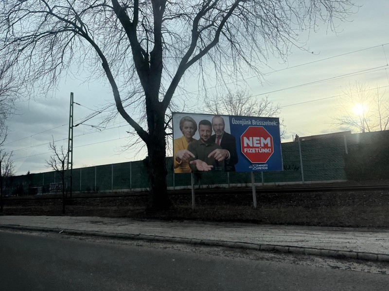 Afiș electoral prin care Fidesz, partidul lui Viktor Orban, îl prezintă pe Volodimir Zelenski ca un „cerșetor” Foto: Libertatea