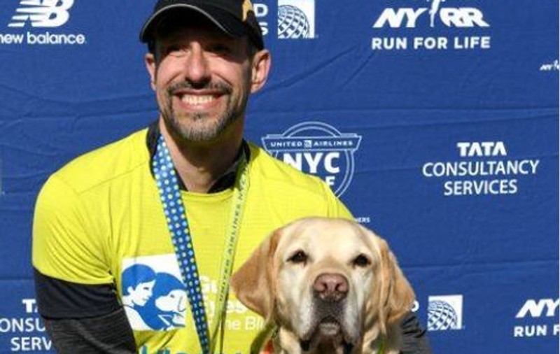 VIDEO | Un alergător nevăzător a făcut istorie. Bărbatul a terminat semimaratonul de la New York asistat exclusiv de câini ghizi
